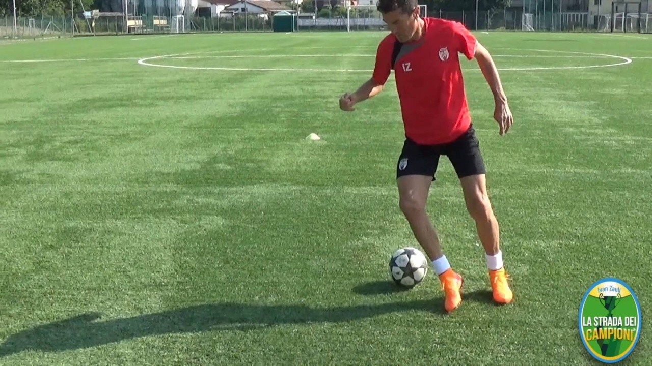 FEINTS AND DRIBBLINGS: Dribbling techniques with combined movements: outside touch, inside cut, outside touch, Cristiano Ronaldo